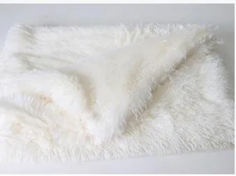 Soft Pet Dog Blanket – Warm Wool & Polyester Plush Blanket for Medium and Large Dogs